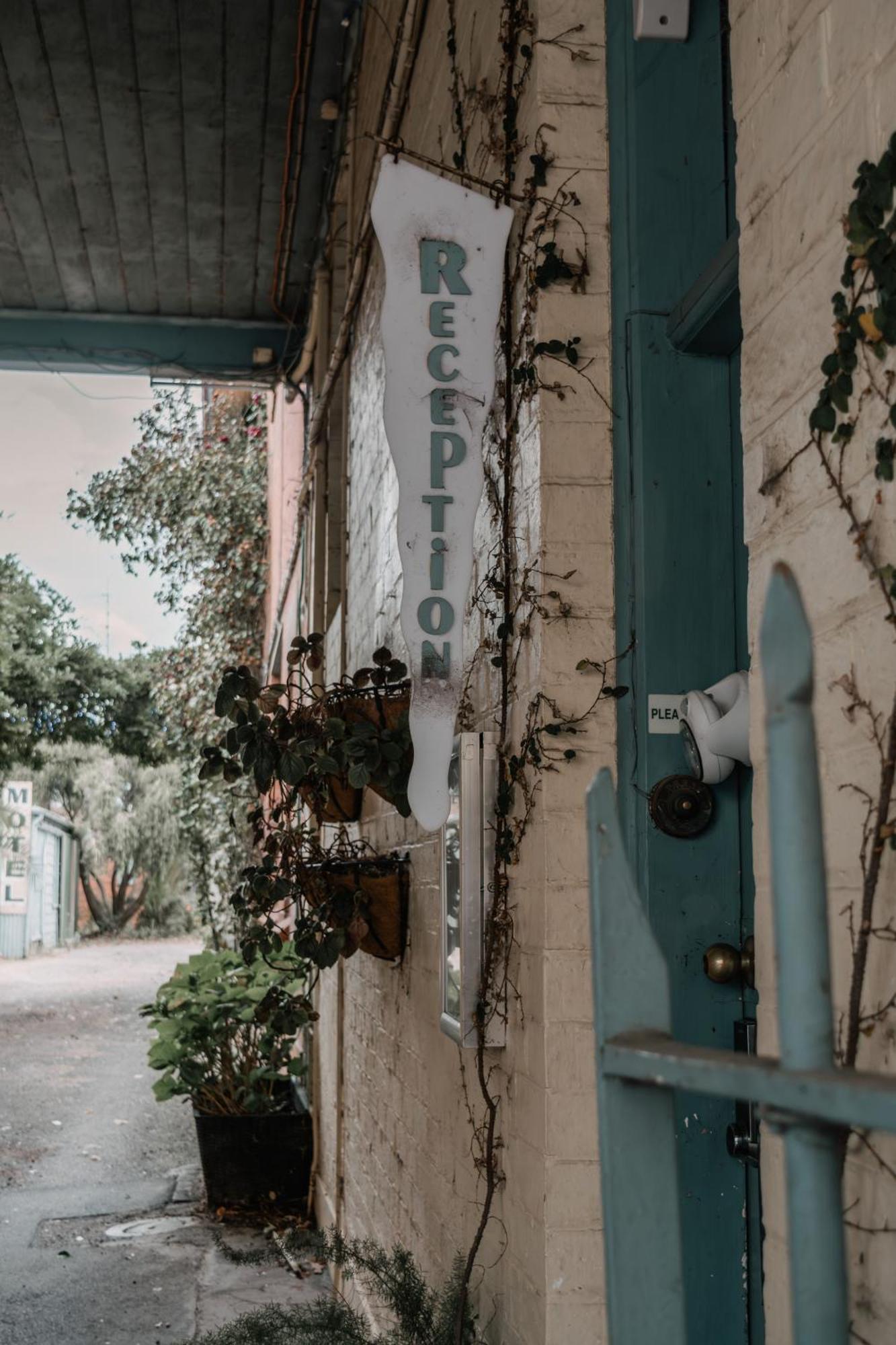 La Cochon Rose Motel Saint Arnaud Buitenkant foto